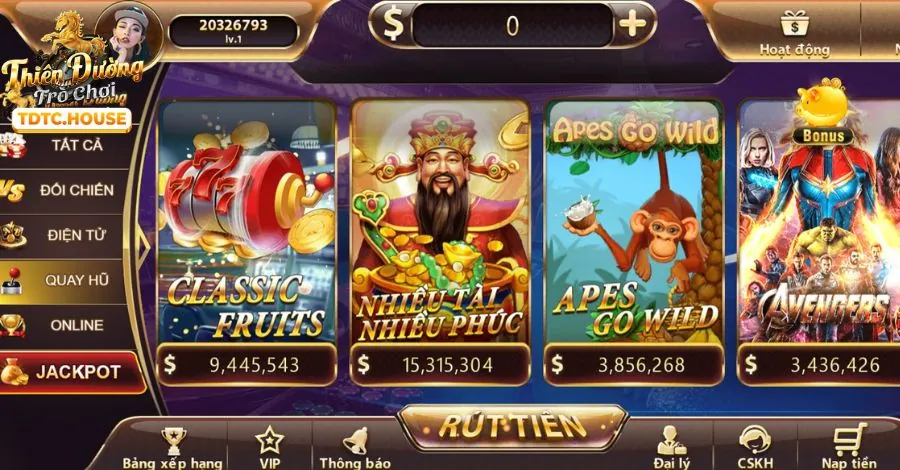Sân bóng đá với quả bóng và cầu thủ, thể hiện cá cược bóng đá trên awin68 android